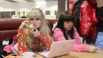 Ini Gaya Manis Model Angelica Kenova, Barbie Rusia yang Hobi Ngopi