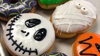 Bertema halloween, donat-donat ini terlihat sedikit menyeramkan. Mulai dari bentuk sarang laba-laba hingga bentuk monster. Foto: Instagram @holeinonedonutstarpon