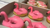 Sepintas seperti ban renang, donat ini ditambahkan kepala angsa berwarna pink. Semakin lucu dengan sayap di sisi kiri dan kanannya. Foto: Instagram @holeinonedonutstarpon