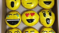 Donat ini seakan mengungkapkan eksrepsi, karena dibentuk persi seperti emoticon. Foto: Instagram @holeinonedonutstarpon