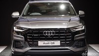Audi Q8 memiliki wajah baru dari keluarga SUV Q Audi. Grillenya menggunakan singlefranm berbentuk oktagonal dengan bingkai yang lebig tegas.