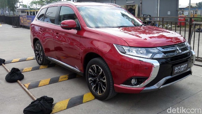 Mitsubishi meluncurkan mobil ramah lingkungan, Mitsubishi Outlander PHEV. Membuktikan kendaraan ramah lingkungan ini, detikcom mendapat menguji langsung.