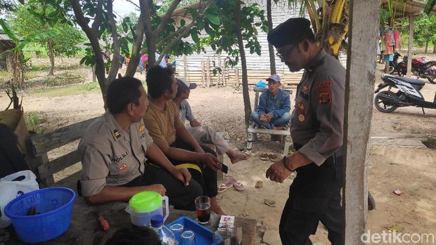 Polisi berkumpul bersama warga Mesuji Register 45