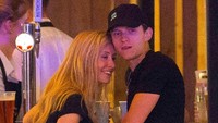 Namun baru-baru ini Tom Holland tertangkap kamera tengah asyik nonton konser bersama seorang wanita berambut pirang, bukan dengan Zendaya. Dok. Twitter