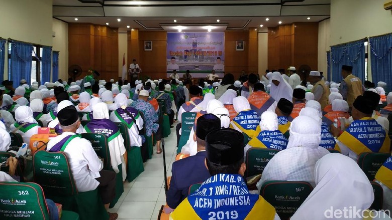 393 Calhaj Kloter 1 Embarkasi Aceh Masuk Asrama Haji 393 Calhaj Kloter 1 Embarkasi Aceh Masuk Asrama Haji