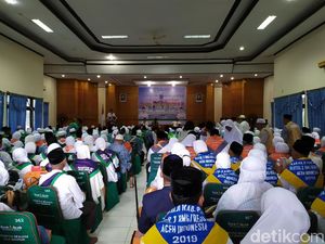 393 Calhaj Kloter 1 Embarkasi Aceh Masuk Asrama Haji