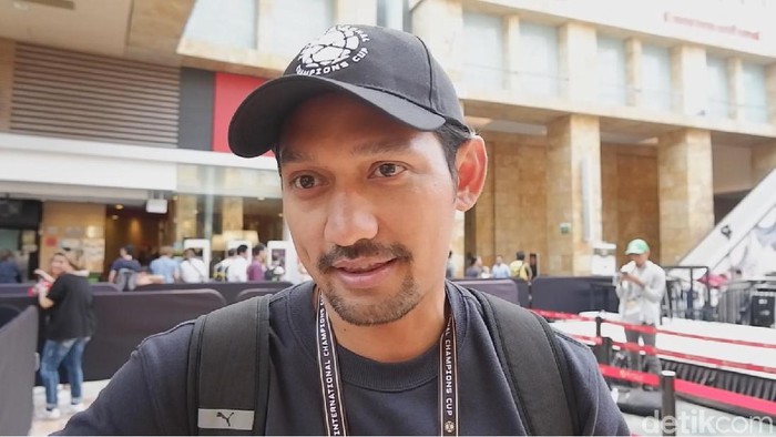 Presenter Ibnu Jamil tak membuang kesempatan untuk mendukung tim idolanya, Manchester United, di Singapura. Ia bicara peluang Setan Merah di musim depan.
