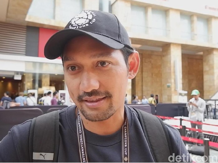 Presenter Ibnu Jamil tak membuang kesempatan untuk mendukung tim idolanya, Manchester United, di Singapura. Ia bicara peluang Setan Merah di musim depan.