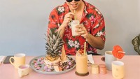 Liburan di Bali, Rivelino unggah foto kekinian saat menikmati aneka smoothie buah yang dingin dan segar. Foto: Instagram @rivelinowardhana