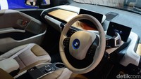 New BMW i3s hadir sebagai standar dengan suspensi sport yang mencakup penurunan 10 mm untuk jarak terendahnya. Tambahan lebar hingga 40 mm dibandingkan dengan BMW i3 diberi dampak ekstra oleh batas lengkungan roda yang berwarna hitam.
