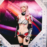 Comic Con 2019 yang digelar di San Diego, California, AS, pada 18-22 Juli, menjadi ajang tersendiri bagi para pecinta cosplay untuk unjuk kebolehan. Kostum unik yang heboh dan seksi pun mewarnai hari pertama Comic Con 2019, Kamis (18/7/2019). Salah satunya kostum bertema anime ini. (Foto: Matt Winkelmeyer/Getty Images)