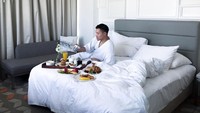 Wah, Rivelino terbukti paling gemar sarapan. Dengan konsep breakfast in bed, Rivelino pasang pose keren saat mengambil foto menu sarapannya. Foto: Instagram @rivelinowardhana