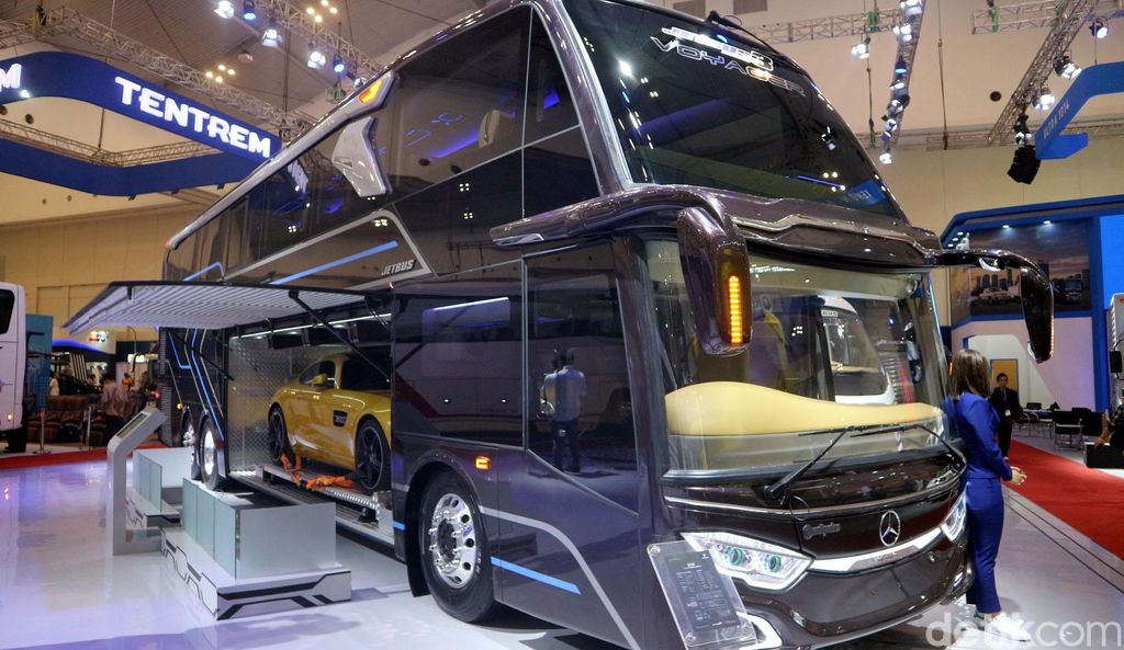 Bus racikan Adiputro yang dipajang di Hall khusus kendaraan komersial di GIIAS 2019 menarik perhatian pengunjung. Pasalnya bus itu dapat menampung mobil sport.