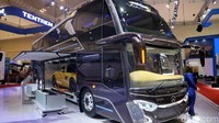 Salah satu yang menarik perhatian adalah bus racikan Adiputro yang dipajang di Hall khusus kendaraan komersial. Kalau biasanya bagian perut bus digunakan sebagai tempat menyimpan barang-barang dari penumpang kali ini justru berbeda. Bus tersebut dapat menampung mobil sport.