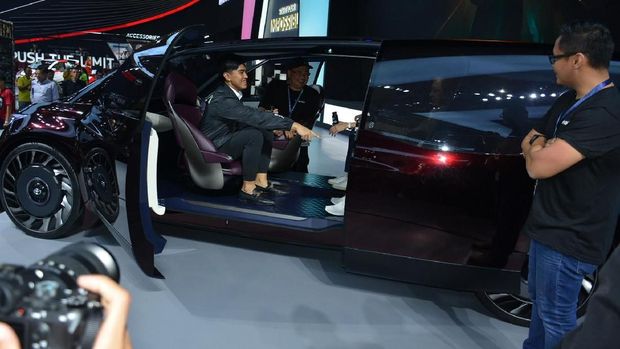 Kaesang duduk di kabin Toyota F-CR 