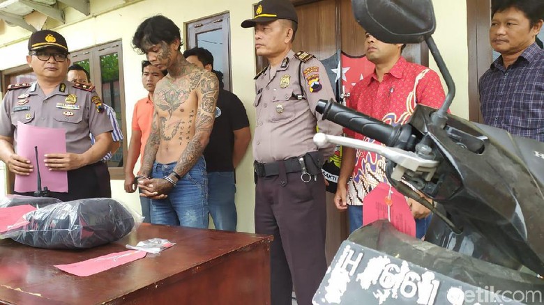 Pria Bertato Ditangkap Polisi Semarang Karena Curi Uang Guru SD Pria Bertato Ditangkap Polisi Semarang Karena Curi Uang Guru SD