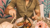 Makan siang di restoran bernuansa kekinian, Rivelino tampil gagah dengan kemeja cokelat tua, dan sepiring makanan sehat yang penuh warna. Foto: Instagram @rivelinowardhana