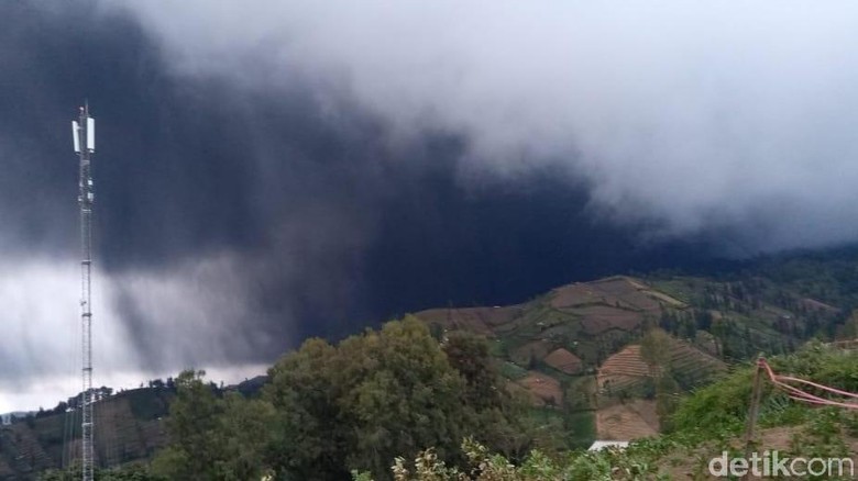 Sehari Setelah Yadnya Kasada, Gunung Bromo Semburkan Abu Vulkanik Sehari Setelah Yadnya Kasada, Gunung Bromo Semburkan Abu Vulkanik