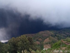 Sehari Setelah Yadnya Kasada, Gunung Bromo Semburkan Abu Vulkanik
