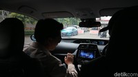 Dari interiornya, mobil Toyota Prius PHEV ini punya beberapa instrumen yang berbeda. Ada monitor energi kendaraan di bagian dasbor dan layar audionya, kita bisa memantau bagaimana kondisi energi mobil, apakah masih ada baterainya atau sudah habis. Tapi kalaupun habis baterainya, tenang saja karena masih ada mesin bensin yang bisa mengisi baterai itu lagi nanti.