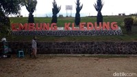 Untuk ke sana, dari Temanggung cari jalur arah Wonosobo. Setelah melewati Kantor Kecamatan Kledung, di kanan jalan ada papan arah menuju Embung Kledung. (Eko Susanto/detikcom)