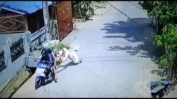 Screenshot CCTV detik-detik korban dijambret.