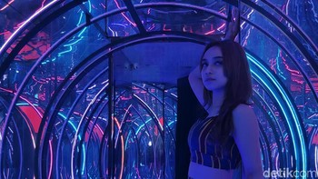 Dengan mode ini handheld mode..perangkat akan mengambil 5 frame kemudian melakukan noise reduction per layer dan juga koreksi warna, jelas Public Relation Manager OPPO Indonesia Aryo Meidianto. (Foto: Aisyah Kamaliah/detikINET)