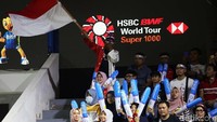 Ada juga yang mengibarkan bendera merah putih.