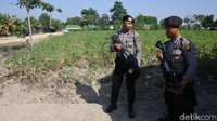 Sejumlah petugas kepolisian nampak bersiaga di area sekitar lokasi kejadian bentrok antarwarga yang terjadi di Mesuji, beberapa waktu lalu.