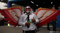 Seorang penonton bergaya dengan memakai sayap saat menyaksikan laga perempatfinal Indonesia Open 2019.