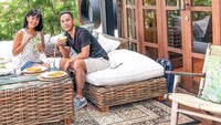 Mengajak makan istri tercinta jadi salah satu agenda rutin Pongki. Menurutnya cara ini ampuh diterapkan saat sedang ingin membeli gitar baru. Wah ada maunya ini sih. Foto: instagram @pongki_barata