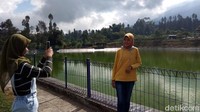 Pengunjung pun asyik foto-foto maupun selfie dengan latar belakang Gunung Sumbing. Kalau mau hasil fotonya oke, datanglah pagi hari, terutama pas cuaca cerah. (Eko Susanto/detikcom)