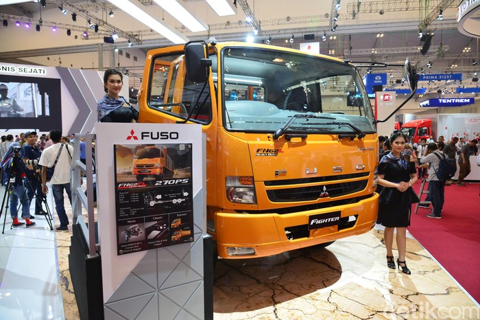 PT Krama Yudha Tiga Berlian Motors (KTB), distributor resmi kendaraan niaga Mitsubishi Fuso Indonesia meluncurkan enam varian baru Fighter  pada pameran otomotif Gaikindo Indonesia International Auto Show (GIIAS) ke-27 tahun 2019 di ICE BSD, Tangerang, Banten, Kamis (18/7/2019). Mobil truk tersebut memiliki desain berkualitas, telah teruji performa dan ketangguhannya serta lebih ramah lingkungan.
