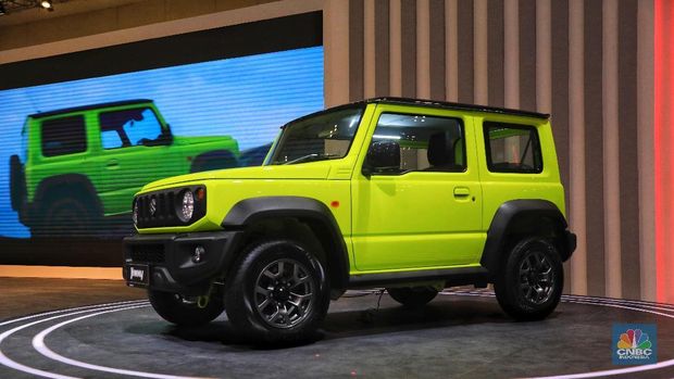 PT Suzuki Indomobil Sales (SIS) akhirnya resmi meluncurkan mobil legendaris Suzuki Jimny. Jimny generasi keempat ini ditawarkan mulai dari Rp 315,5 juta untuk varian single tone MT, Rp 317,5 juta untuk varian Two Tone MT, Rp 328 juta untuk varian single Tone AT, dan terakhir Rp 330 juta varian Two Tone AT.  (վ/Andrean Kristianto)