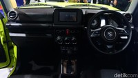 Nah kalau yang ini interior mobil Jimny versi standar. Dengan harga Rp 300 jutaan cukup wah lah ya interiornya.