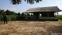 Lokasi rapat tersebut merupakan sebuah bangunan dari kayu. Terlihat seperti ada papan putih bertuliskan nama-nama untuk pemilihan ketua kelompok tani.
