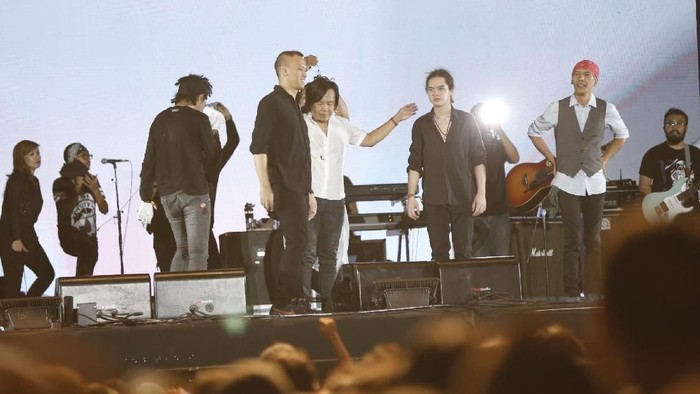Dewa 19 ft. Ari Lasso dan Dul di We The Fest 2019