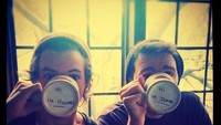 Sambil minum, Harry Style dan temannya ini berpose dengan memamerkan tulisan dibawah alas mugnya. Foto: Istimewa