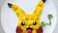 Lucunya pikachu ini dibentuk dari susunan pasta dengan saus merah dipipinya. Lengkap dengan brokoli disampingnya. Foto: Instagram @jacobs_food_diaries