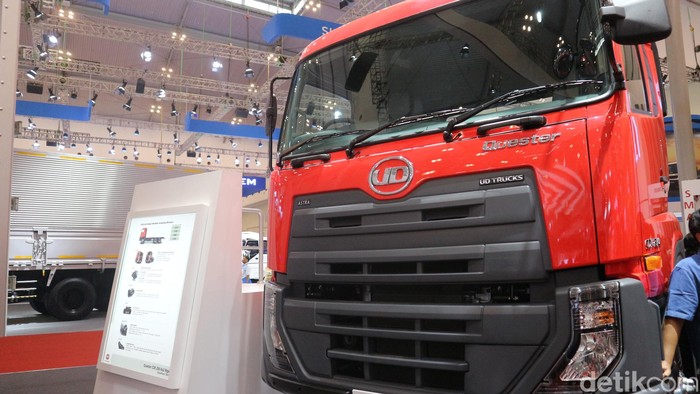 UD Trucks yang dulu dikenal dengan nama Nissan Diesel memperlihatkan trio truk yang dirakit lokal di kawasan Sunter, Jakarta.