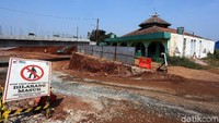 Ini penampakan musala Sabilil Muttaqin yang masih berdiri kokoh di tengah pembangunan proyek Tol Cinere-Serpong.