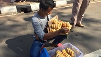 Donat Kampung Juga Dijajakan di Warung dan Sepeda