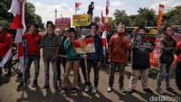 Massa menggelar aksi mendukung persatuan Indonesia di kawasan Monas, Jakarta, Jumat (19/7/2019).