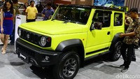 Konsumen bisa mendapatkan Jimny yang tampil dengan pilihan warna single tone yang terdiri dari Super White, Silky Metalic, Medium Grey, Bluish Black Pearl 3 dan Jungle Green. Untuk warna two tone terdiri dari kinetic Yellow + Bluish Pearl, Brisk Blue Metallic + Bluish Black Pearl, Chiffon Ivory Metallic + Bluish Black Pearl.