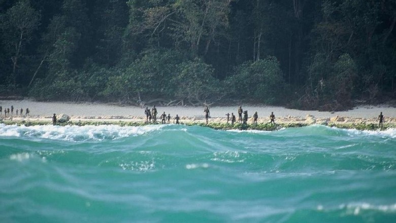 Suku Sentinel menolak kedatangan orang luar (survivalinternational.org) Suku Sentinel menolak kedatangan orang luar (survivalinternational.org)