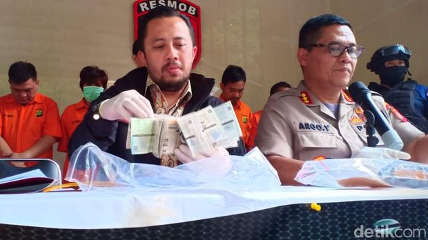 Dari tangan Joko, disita berbagai kunci motor dan STNK