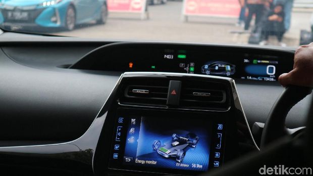 Monitor energi kendaraan di dasbor dan layar audio