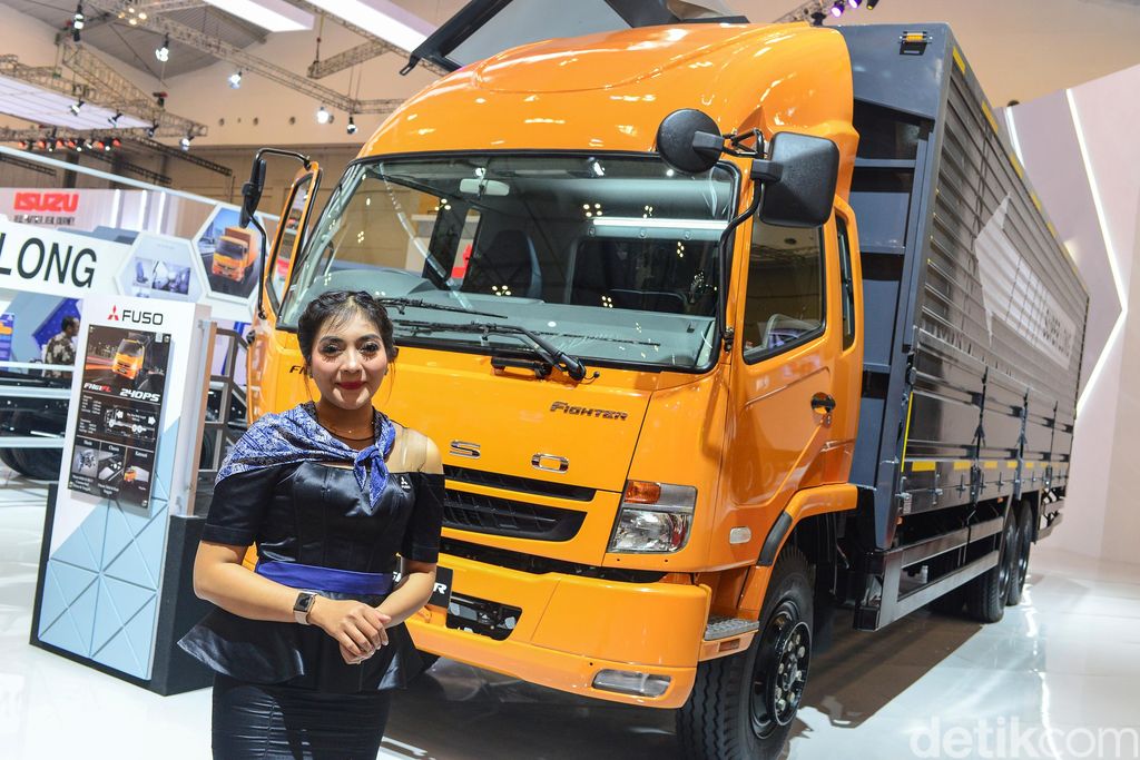PT Krama Yudha Tiga Berlian Motors (KTB), distributor resmi kendaraan niaga Mitsubishi Fuso Indonesia meluncurkan enam varian baru 'Fighter'  pada pameran otomotif Gaikindo Indonesia International Auto Show (GIIAS) ke-27 tahun 2019 di ICE BSD, Tangerang, Banten, Kamis (18/7/2019). Mobil truk tersebut memiliki desain berkualitas, telah teruji performa dan ketangguhannya serta lebih ramah lingkungan.