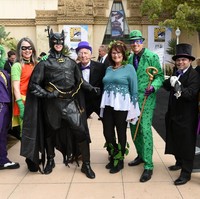 Ketika Batman dan Robin lagi akur sama para musuhnya. Tak ada salahnya foto bareng. (Foto: Getty Images)