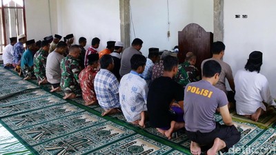 Warga Mesuji Laksanakan Salat Jumat
